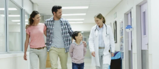 médico con una familia con seguro DKV en el hospital