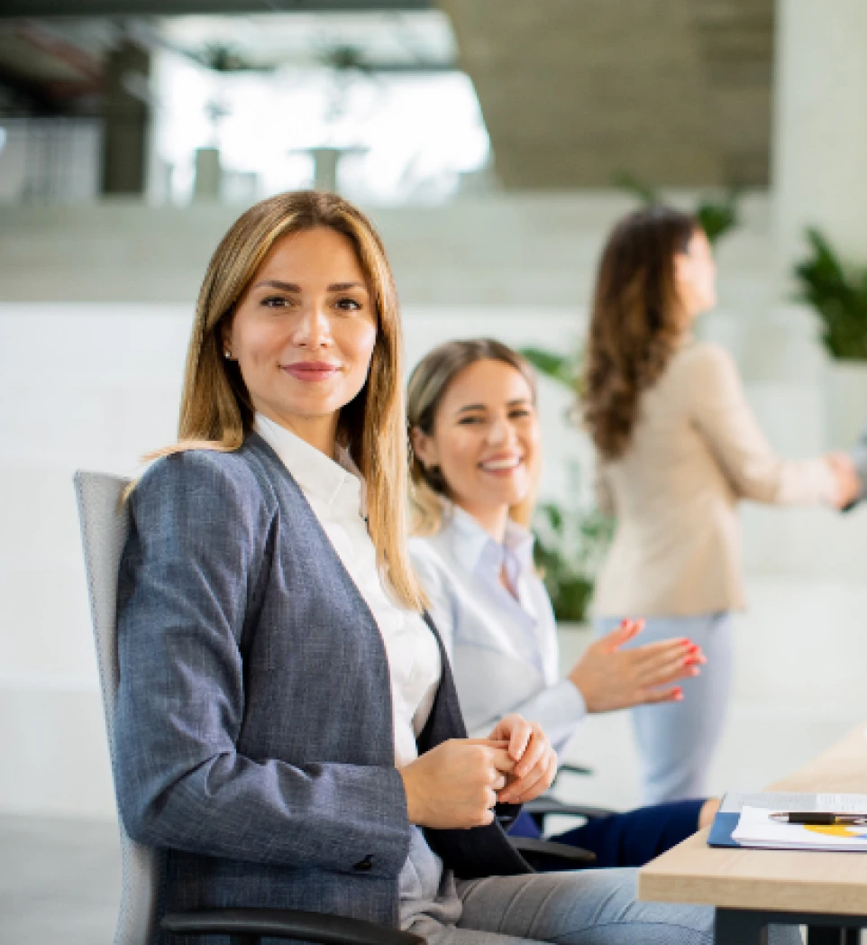 Dos trabajadoras con seguro médico de empresa DKV